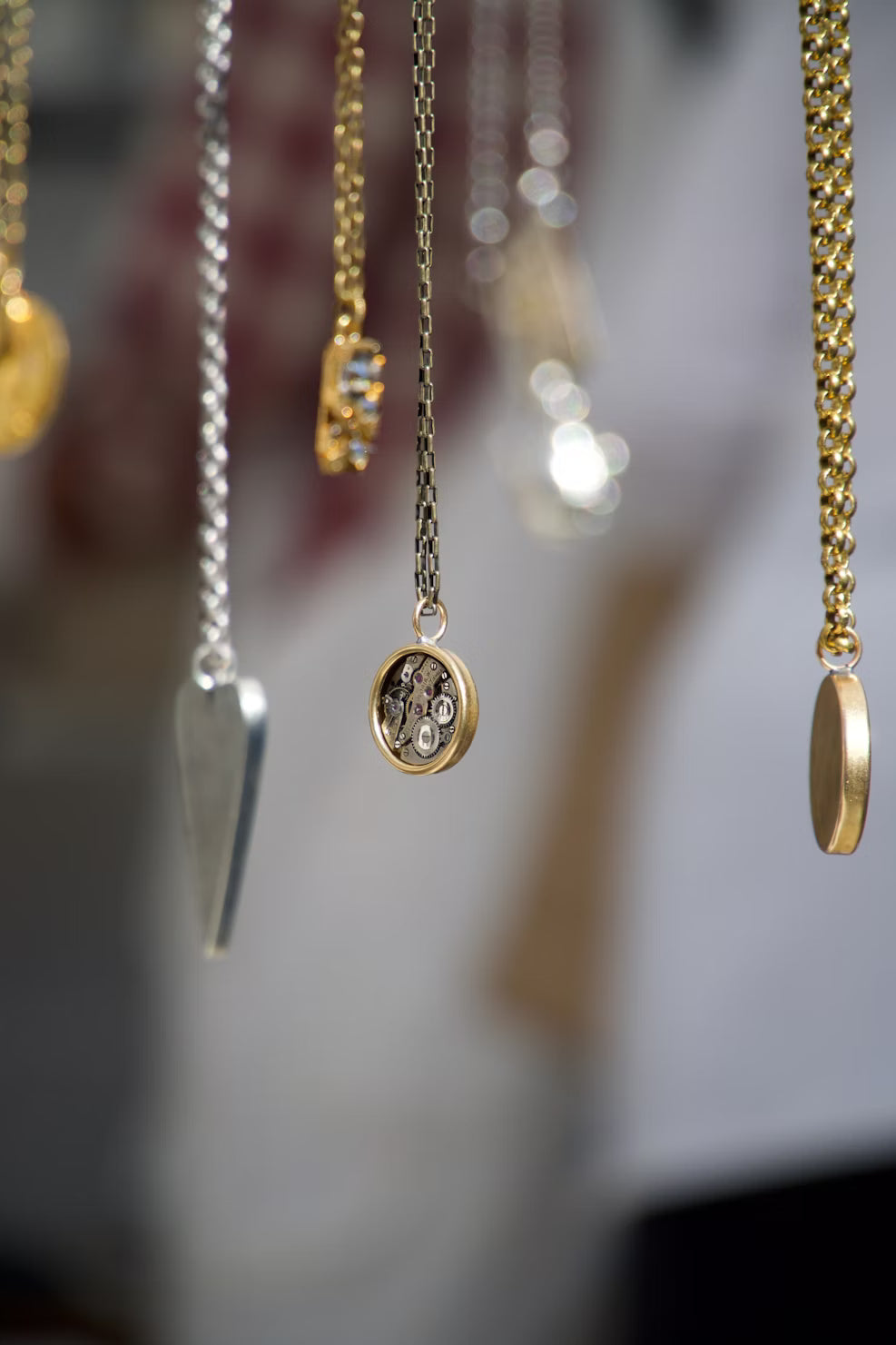 Biżuteria na prezent – jak wybrać idealny upominek dla kobiety? 🎁💎
