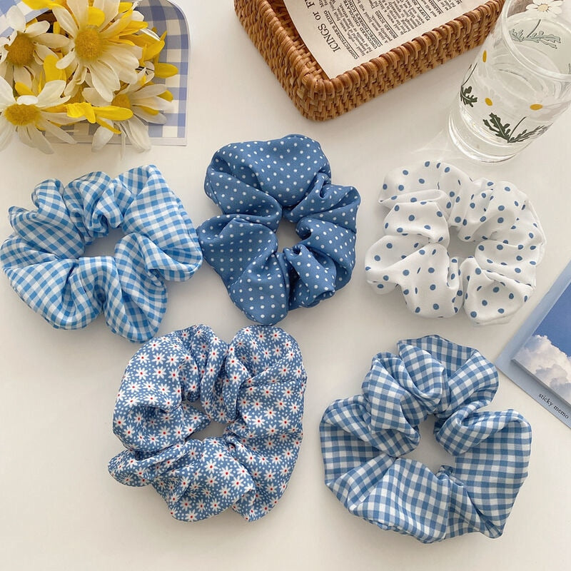 Niebieska gumka do włosów scrunchie