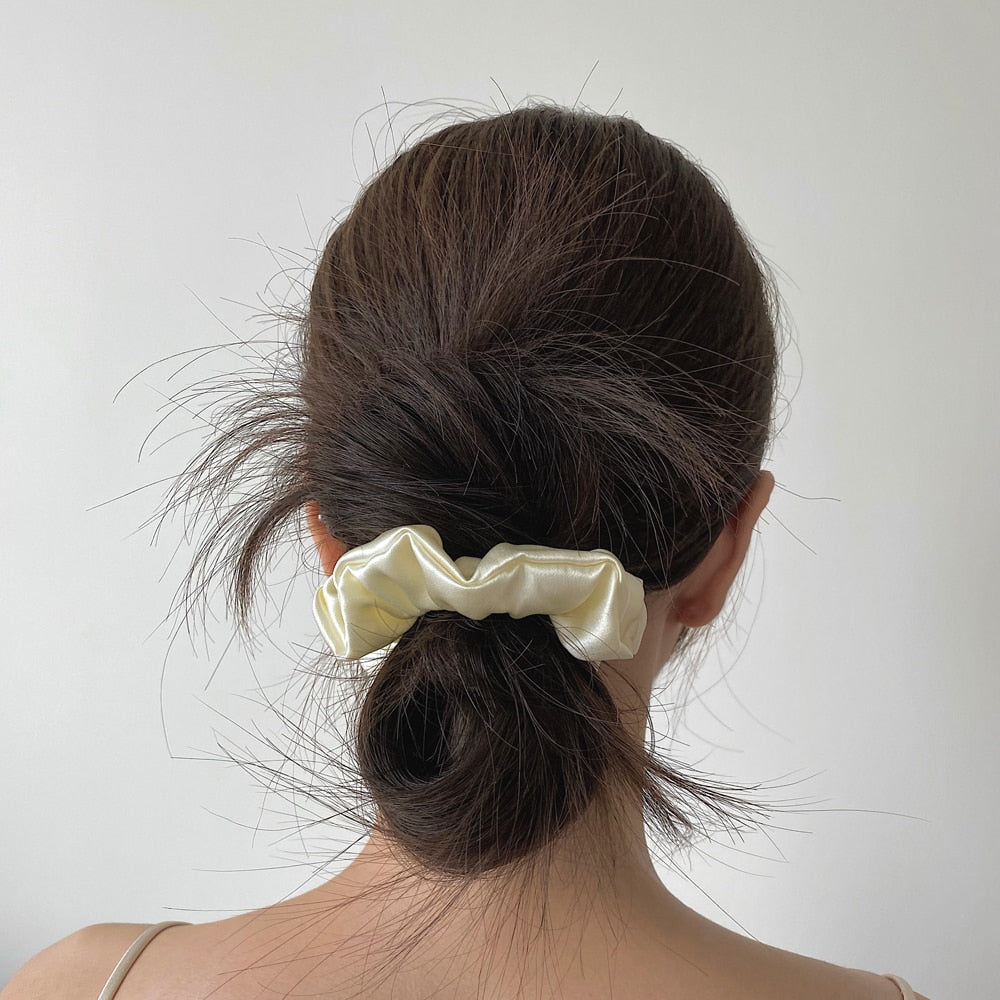 Jedwabna gumka do włosów scrunchie