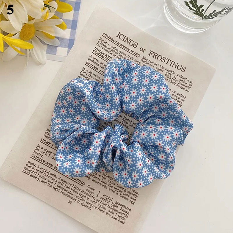 Niebieska gumka do włosów scrunchie