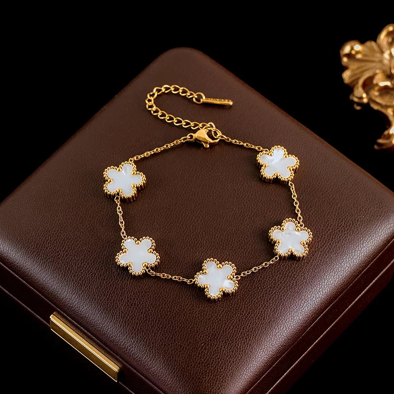 Elegancka bransoletka z kwiatkami