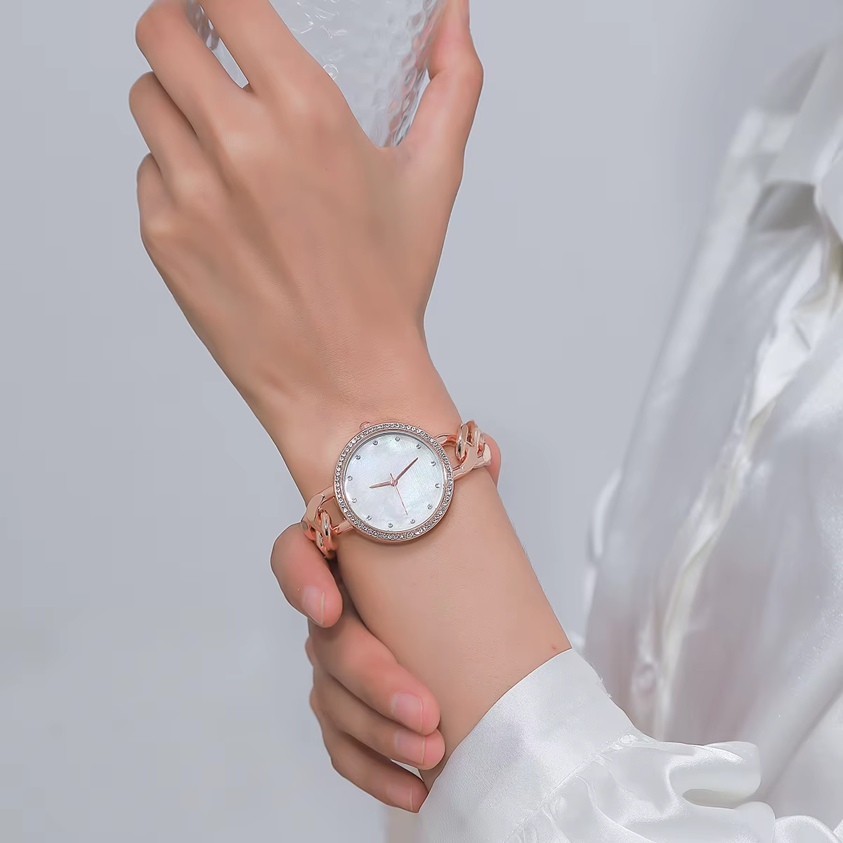 Zegarek na łańcuszku z diamentową tarczą