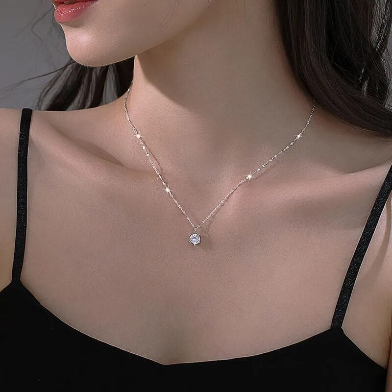 Minimalistyczny naszyjnik z imitacją diamentu