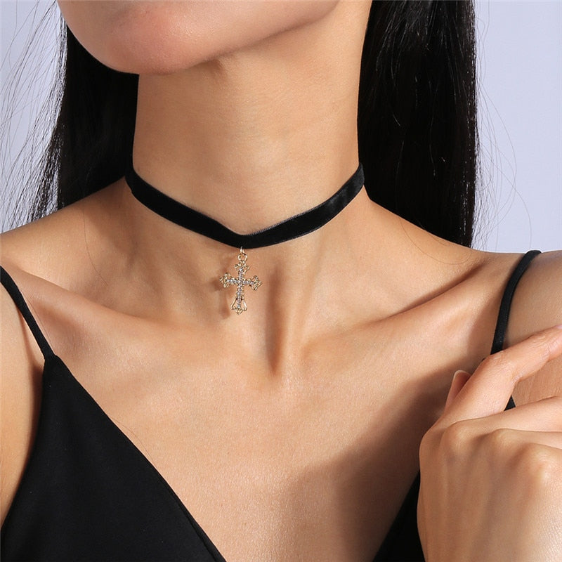 Naszyjnik typu choker z krzyżykiem